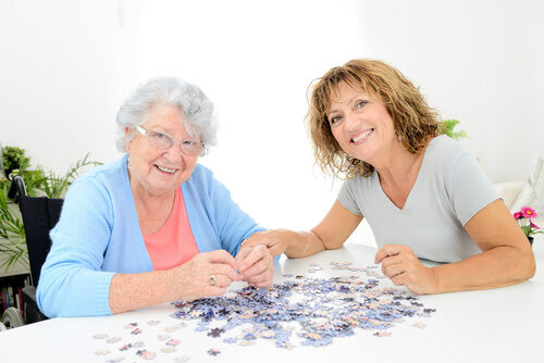 Zwei Frauen legen gemeinsam ein Puzzle
