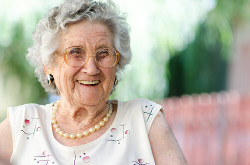 Lächelnde ältere Dame im Portrait